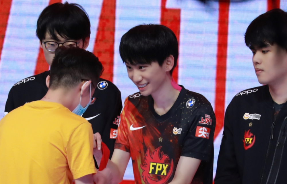 包含Doinb迎来十赛季高光表现,MAD球迷沸腾!的词条 包含Doinb迎来十赛季高光表现,MAD球迷沸腾!的词条